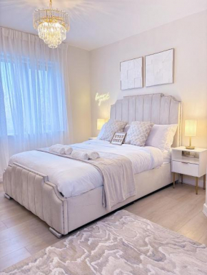 Lux Stays - Luxury Apartment with Jacuzzi in Leeds City Centre